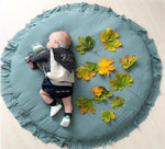 mise en situation de ce bébé sur ce tapis moelleur avec des feuilles