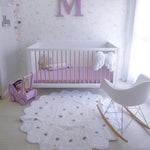 Photo du tapis rond blanc pour bébé dans une chambre 