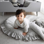 jeune bébé à 4 pattes sur ce tapis rond noir bleu en coton gris