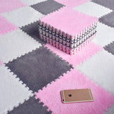 Sur cette photo est représentée ce tapis puzzle pour fille avec un téléphone pour se représenter la taille des dalles