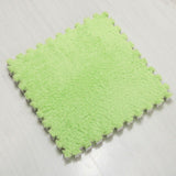 velours vert clair est la couleur de ce tapis puzzle