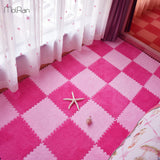 tapis puzzle mit au pied d'un lit pièce de puzzle rose clair et rose foncé