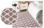 image représentant le tapis marron au sol avec un zoom sur les motifs de ce tapis