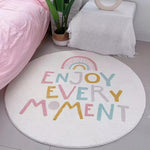 tapis rond blanc avec la phrase enjoy every moment tapis rond pour chambre de bébé fille
