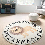 grand tapis rond avec sur le bord l’alphabet d’écris et au centre un lion