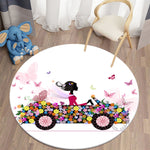 Sur ce tapis rond est imprimé une fille qui conduit une voiture faite de fleurs