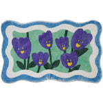 tapis au bord bleu avec des fleurs légèrement violettes foncées