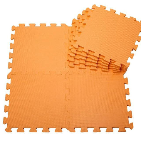 le tapis de ce puzzle en mousse orange 