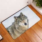 Tête de loup en imprimer sur le tapis d'une porte d'entrée