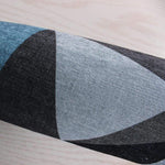 Tapis salon scandinave avec comme motif des triangle de couleur gris claire