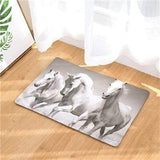Trois chevaux blanc de Camargue qui cour c'est un photo sur un tapis de porte d'entrée 