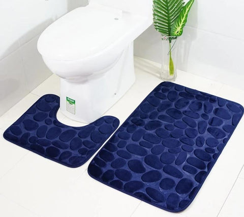 Bleu foncé est la couleur de ce tapis de toilette 