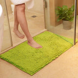tapis vert de salle de bain avec sur l'image femme qui sort de la douche