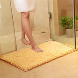 beige c'est la couleur de ce tapis de bain très très absorbant