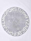 Tapis rond gris avec les lettre de l'alphabet blanche