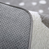 ce tapis de salon scandinave le verso de ce tapis on voit les coussinets en caoutchouc qui sont antidérapants 