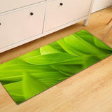 Grosse feuilles d'herbe sur ce tapis de cuisine en PVC vert