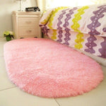 Ovale rose est la couleur de ce tapis de salon 
