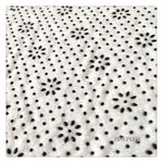 Le verso du tapis de cuisine noir et blanc avec en gros plan les coussinet en caoutchouc