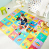 Mise en situation de ce tapis puzzle avec un enfant dessu qui jou avec le tapis
