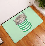 Tapis de salle de bain vert avec un petit chat dans une chaussette rayé