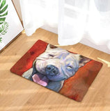 Tapis d'un imprimé très realiste d'une tête de Dogue Argentin blanc souriant, la langue pendante, sur fons flou rouge et vert.  le tapis est posé sur un parquet beige clair devant un voilage d'un porte fenêtre ensoleillé.
