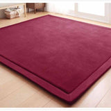 La couleur de ce tapis rouge vin est très beau sur ce tapis de chambre