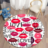 Sur ce tapis rond plein de marque de bisous avec de rouges à lèvres pour le design
