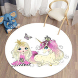 Sur un tapis rond au fond blanc une jeune princesse et assise avec une Licorne