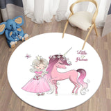 Il y a une princesse et une Licorne rose sous forme de dessin qui sont imprimés sur ce tapis rond