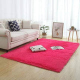 Grand Tapis rose rouge pour chambre de fille avec sur la photo un canapé un tableau un labourée