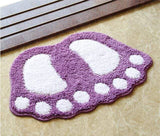 Couleur violet de ce tapis de salle de bain en motif de pied