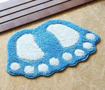 Bleu ciel c'est la couleur de ce tapis de bain en forme de pieds