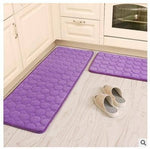 Violet est la couleur antidérapante de ce tapis de cuisine