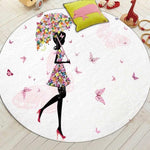 Tapis rond sur le sol d'une chambre avec une jolie fée comme motif avec un parapluie guise de fleurs