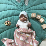 petit bébé sur ce tapis en cotton en forme de feuille