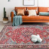 Tapis persan rouge intense déposé sur le sol devant un canapé