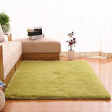 Belle couleur vert clair de ce tapis de chambre pour adulte