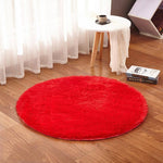 rouge est la belle couleur de ce jolie tapis moelleux de salon