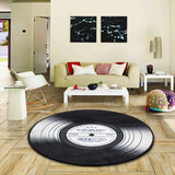 Ce tapis rond en forme de disque de vinyle les mises en situation dans un salon où il est pris en photo