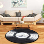 Photos de ce tapis rond en forme de disque vinyle dans un salon tranquille