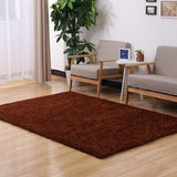 Tapis de salon marron de couleur chaude. ce tapis est mise en situation dans un salon avec deux canapé