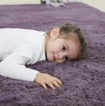 Petite fille allongée sur ce fameux tapis de salon bien douillet