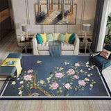Tapis de salon style japonais fleurs de cerisier sur fond bleu intense présenté dans salon moderne