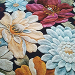 Zoom sur les motif de fleurs du tapis de salon
