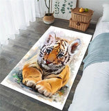 Grand tapis de salon avec image d'un bébé tigre presenté dans une chambre zen et claire