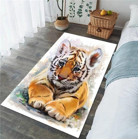 Grand tapis de salon avec image d'un bébé tigre presenté dans une chambre zen et claire