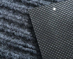 Tapis gris ou l'on voit les fibres et le côté anti-dérapant du tapis